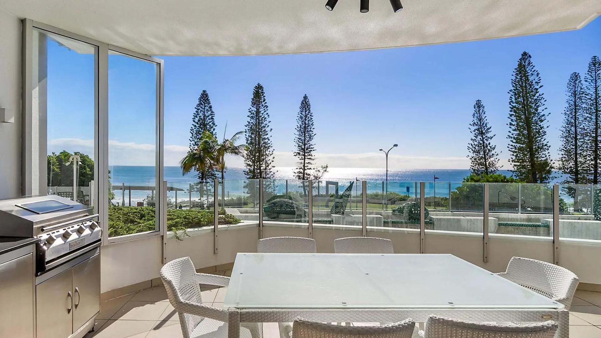 Oceans Apt 203- 5-Star Luxury Beachfront Escape Mooloolaba Lägenhet