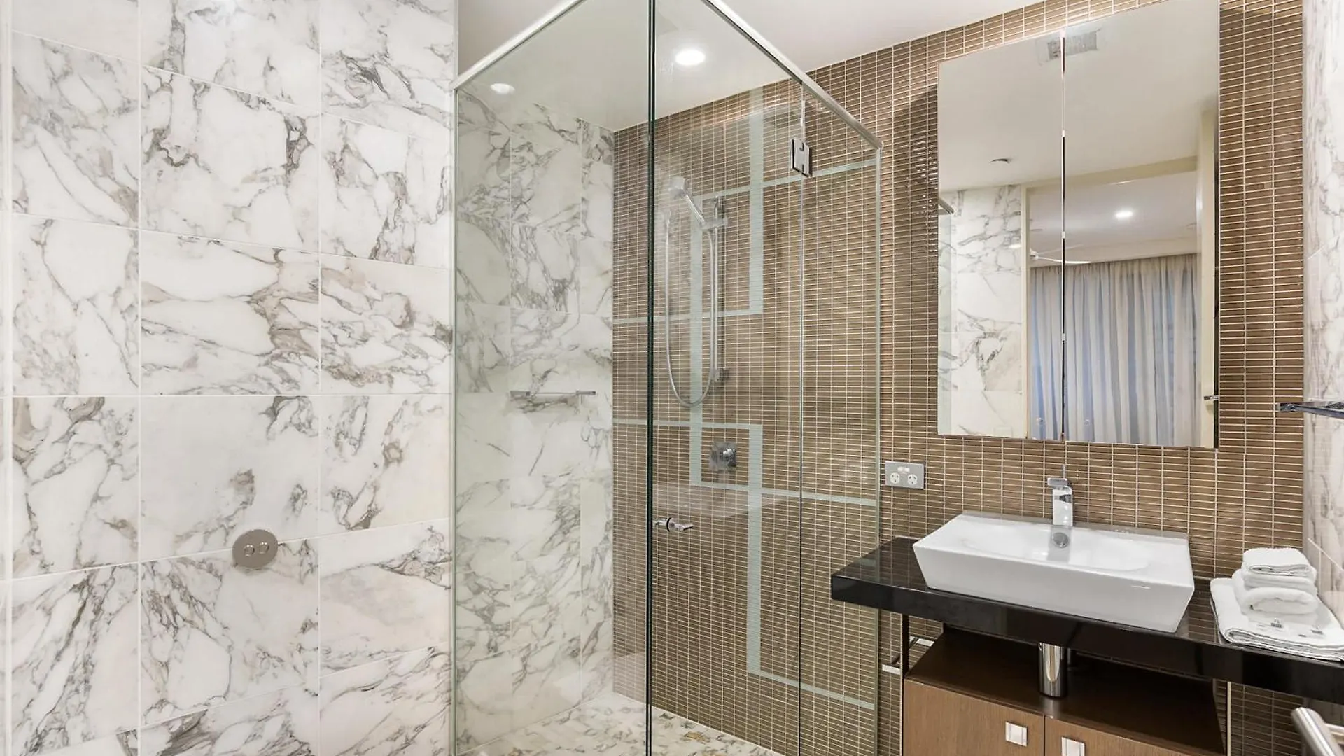 Oceans Apt 203- 5-Star Luxury Beachfront Escape Mooloolaba